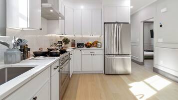 Refrigerador, microondas, horno, placa de cocina