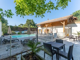 Una piscina al aire libre, una piscina climatizada