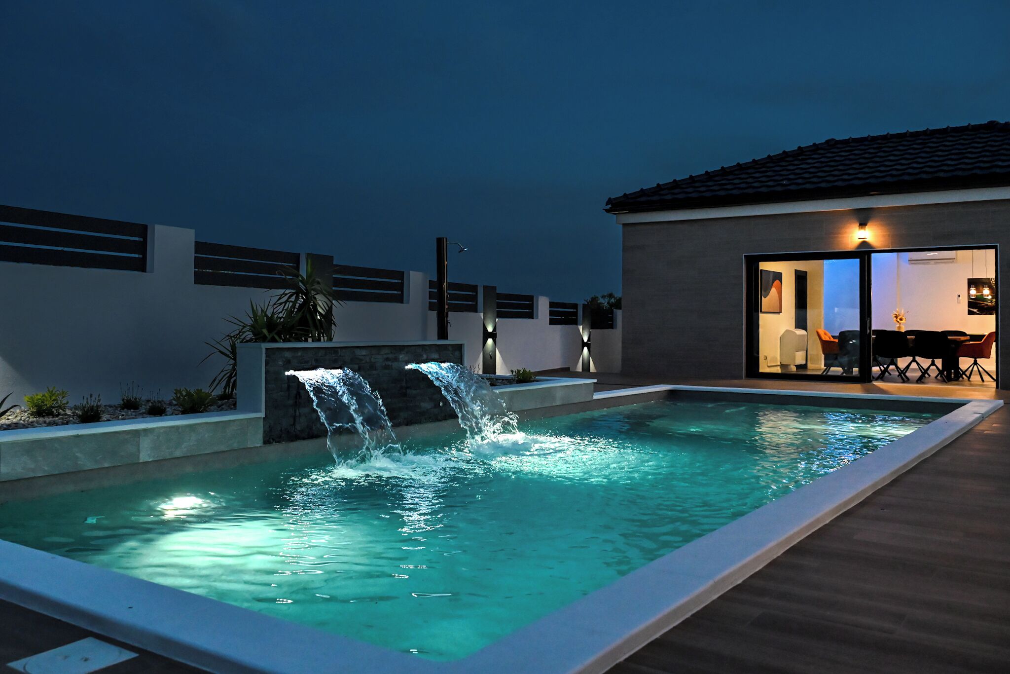 Inomhuspool och utomhuspool