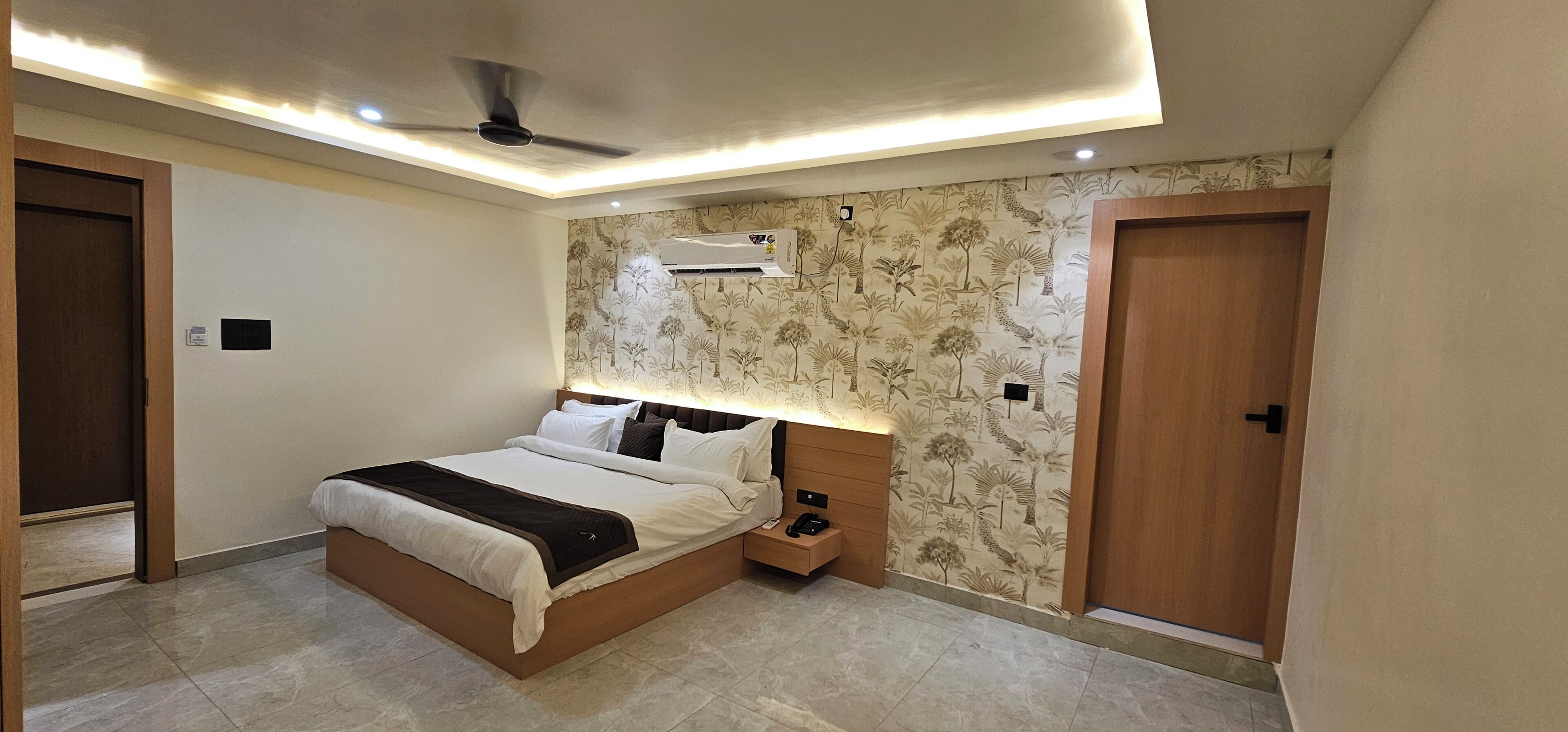 Luxury Double Room, City View | Desk, laptop workspace, free WiFi