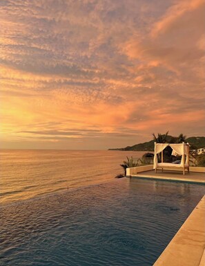 Outdoor pool, a heated pool - Wake up in front of the sea! Ideal apartment for vacations and rest. (Higuera Blanca)