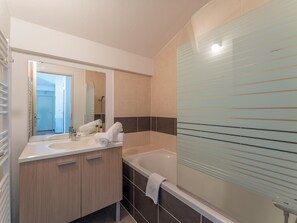 Apartment | Bathroom - Chic Family Flat With Heated Pool (Lacanau)