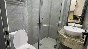 Shower, hair dryer, bidet, towels