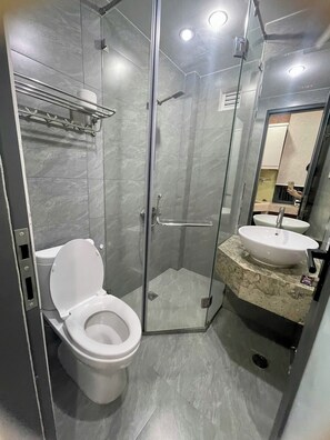 Dusche, Haartrockner, Bidet, Handtücher