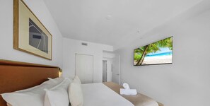 Iron/ironing board, travel cot, WiFi, bed sheets - Elite 1BR & Rooftop Pool in Miami Worldcenter (Miami)