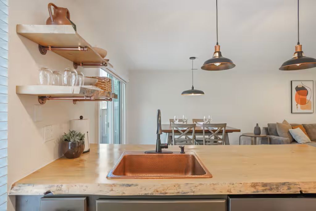 Gresham Modern Industrial Stay With Hot Tub - Gresham, OR
