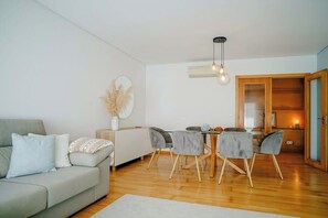 TV - GuestReady - Salomão luminous apartment (Ponta Delgada)