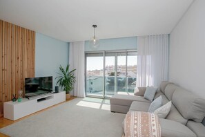 TV - GuestReady - Salomão luminous apartment (Ponta Delgada)