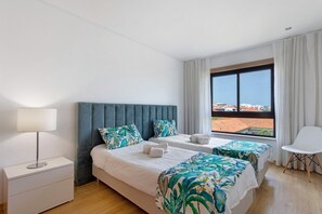 WiFi, bed sheets - Rodrigues Apartment with Shared Pool in São Martinho do Porto (São Martinho do Porto)