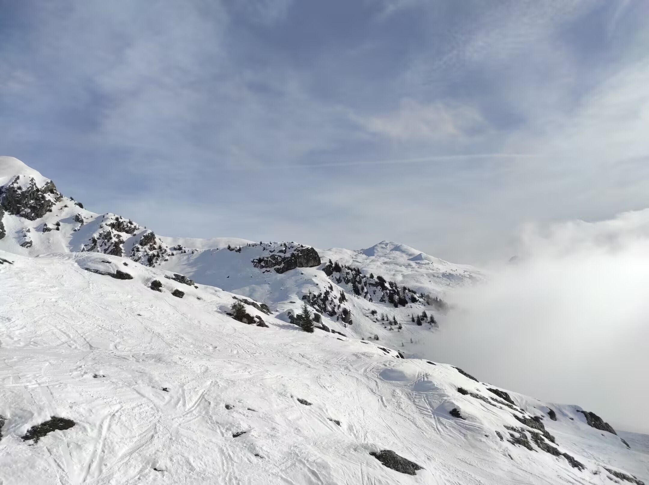 Paisaje nevado de montañas con cielos despejados.