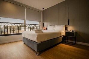 Desk, laptop workspace, free WiFi, bed sheets - MIRAFLORES SUITES HOTEL  (Miraflores)