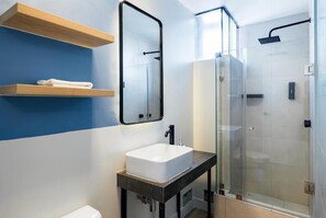 Shower, free toiletries, hair dryer, towels - MIRAFLORES SUITES HOTEL  (Miraflores)