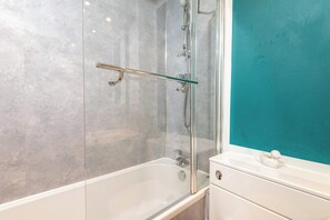 Shower, hair dryer, shampoo - Parking-2BR Edinburgh Retreat-Walk to Leith & City (Edinburgh)