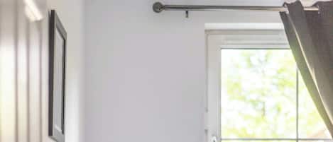 Tabla de planchar con plancha, wifi y ropa de cama