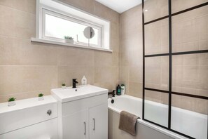 Dusche, Haartrockner, Shampoo