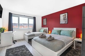 A modern bedroom with a large bed, a desk, and a window with curtains. - Free Parking -15 Mins to Airport - Nr City Centre (Newcastle)