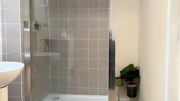 Een douche, shampoo