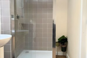 Een douche, shampoo