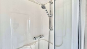 Shower, hair dryer, shampoo - Family-Friendly - Marton Mere - 3BR Lodge -Parking (Blackpool)
