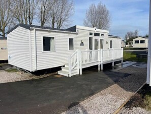 Exterior - Family-Friendly - Marton Mere - 3BR Lodge -Parking (Blackpool)