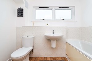 Shower, hair dryer, shampoo - Walk to Merchant City & Glasgow Green -Stylish 2BR (Glasgow City)