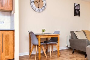 Dining - Walk to Merchant City & Glasgow Green -Stylish 2BR (Glasgow City)