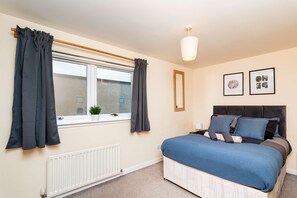 Iron/ironing board, WiFi, bed sheets - Walk to Merchant City & Glasgow Green -Stylish 2BR (Glasgow City)
