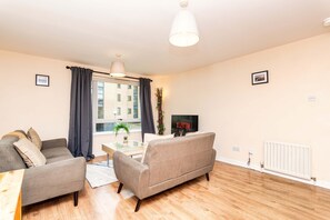 TV, offices - Walk to Merchant City & Glasgow Green -Stylish 2BR (Glasgow City)