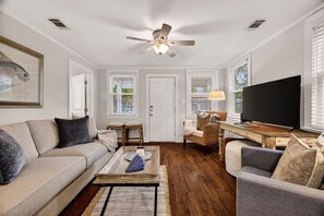 Smart TV - Renovated, Quick Walk to Beach + Restaurants by Tybee Cottages (Tybee Island)