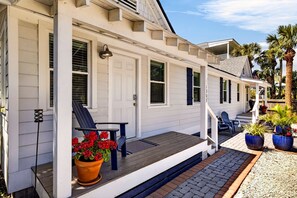 Terrace/patio - Renovated, Quick Walk to Beach + Restaurants by Tybee Cottages (Tybee Island)
