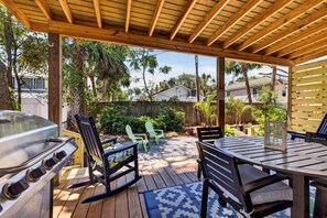 Outdoor dining - Renovated, Quick Walk to Beach + Restaurants by Tybee Cottages (Tybee Island)