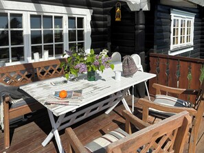 Outdoor dining - Large log house with sea views in Klint Hills (Nykøbing Sjælland)