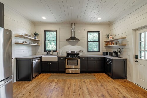 Historic Farmhouse Near UGA • 5 Acres • Private & Remodeled