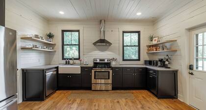 Historic Farmhouse Near UGA • 5 Acres • Private & Remodeled