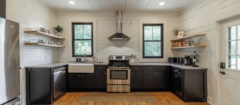 Historic Farmhouse Near UGA • 5 Acres • Private & Remodeled