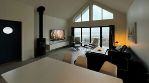 TV, fireplace - Modern holiday home with sea view in Borhaug (Borhaug)