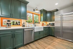Private kitchen - Cozy Blue Mountains Cabin W Hot TUB (East Stroudsburg)
