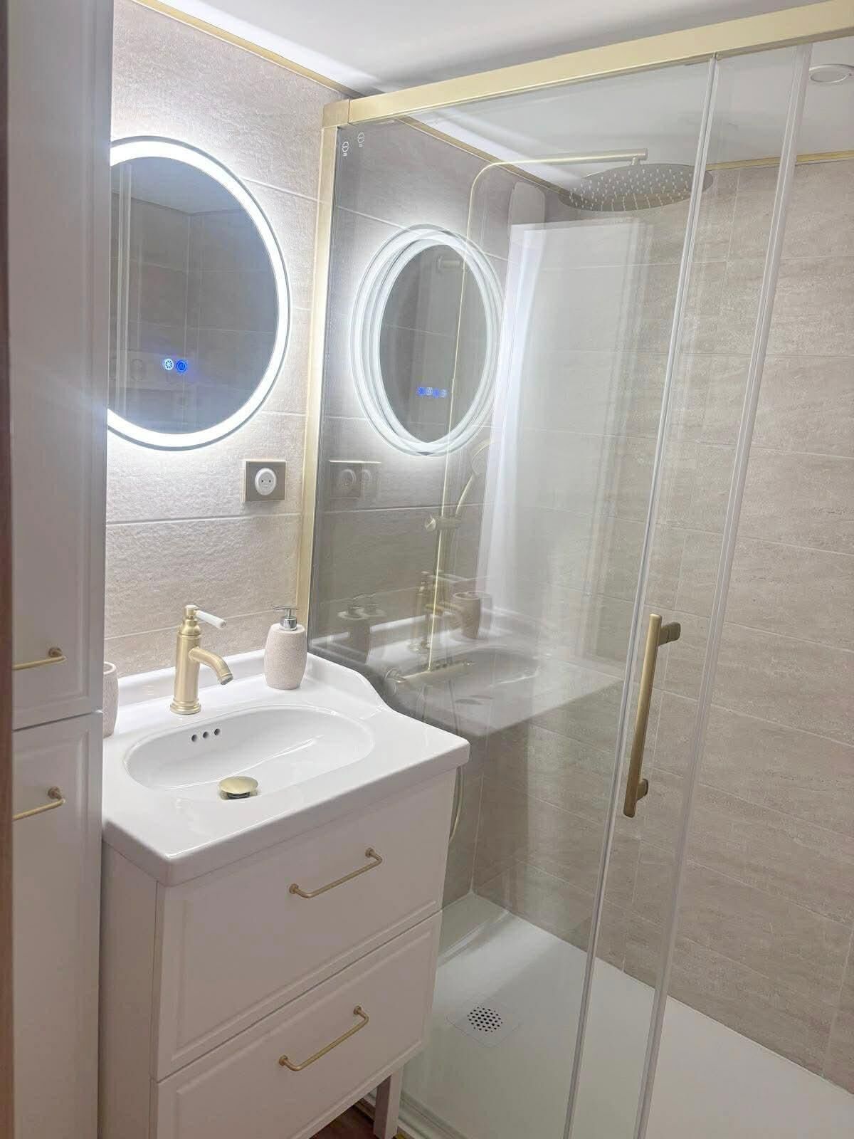 Douche, sèche-cheveux, papier toilette
