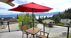 Outdoor dining - Lakeview Escape on Mount Boucherie (West Kelowna)