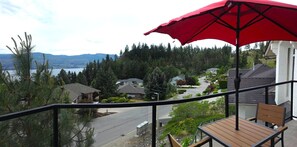 Outdoor dining - Lakeview Escape on Mount Boucherie (West Kelowna)