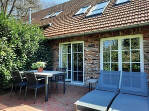 Outdoor dining - East Frisian chic: holiday home in country house with private lake (Friedeburg)