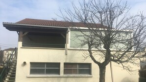 A two-story building with a flat roof, a visible window, and a tree in front. - Room in house in Bourg-en-Bresse (near Brou church and Ainterexpo) (Bourg-en-Bresse)