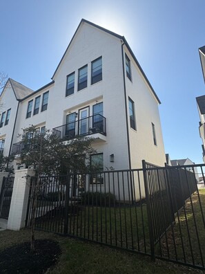 Exterior - Modern Living in the Heart of the Action Downtown Arlington (Arlington)