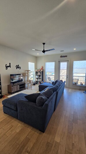 Smart TV - Modern Living in the Heart of the Action Downtown Arlington (Arlington)