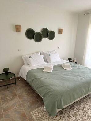Internet, bed sheets - BRANDA VILLA - Pool 10 min walk from the beach, right in the heart of Albufeira. (Albufeira)