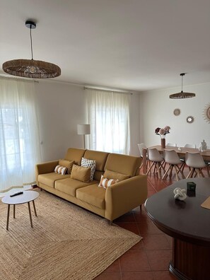 Living area - BRANDA VILLA - Pool 10 min walk from the beach, right in the heart of Albufeira. (Albufeira)