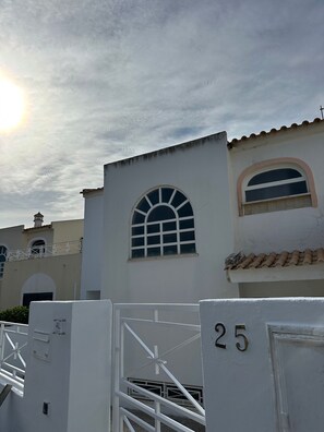 Exterior detail - BRANDA VILLA - Pool 10 min walk from the beach, right in the heart of Albufeira. (Albufeira)