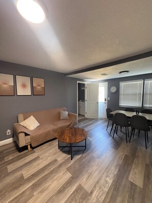 Smart TV - Spacious 4-bedroom house in pleasant Tampa, near beaches and downtown (Tampa)