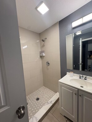 Toilet paper - Spacious 4-bedroom house in pleasant Tampa, near beaches and downtown (Tampa)