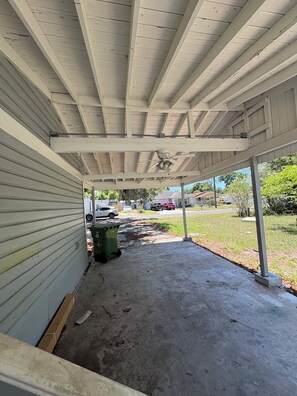 Property grounds - Spacious 4-bedroom house in pleasant Tampa, near beaches and downtown (Tampa)